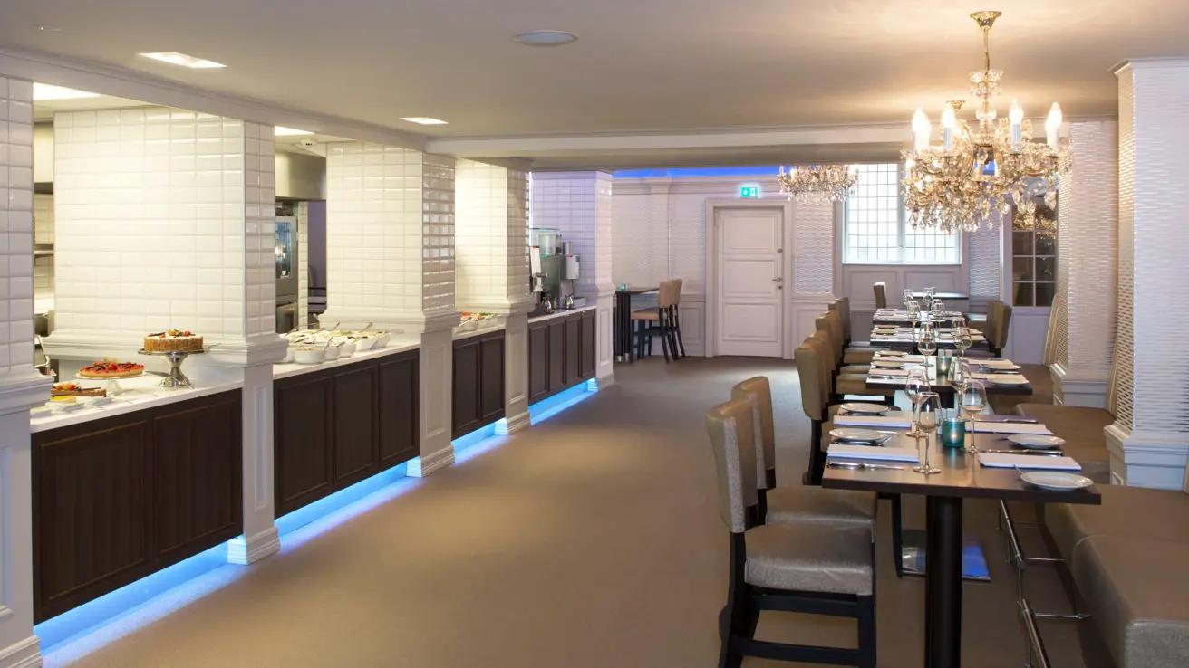 Dekkede restaurantbord, pen kveldsbelysning