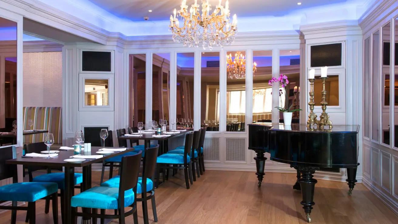 Dekkede restaurantbord, pen kveldsbelysning