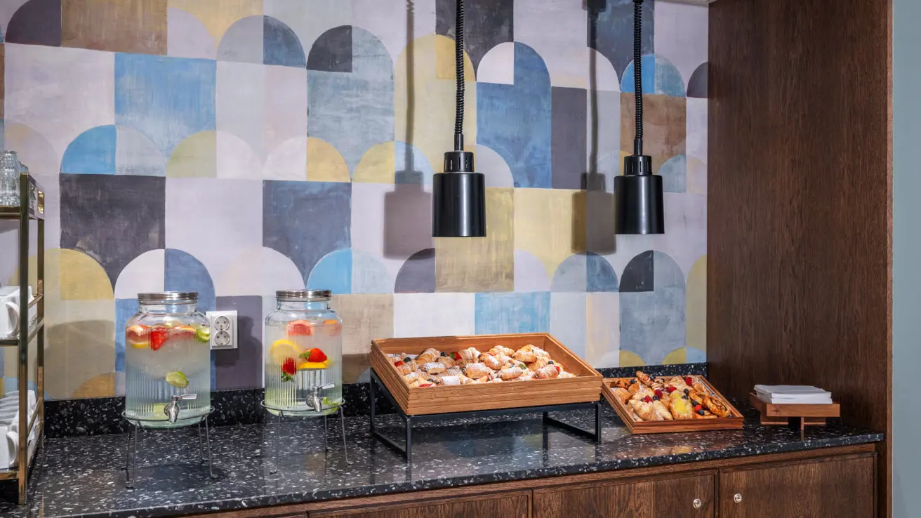 Pausebuffé med vann med frukt og isbiter og kaker.