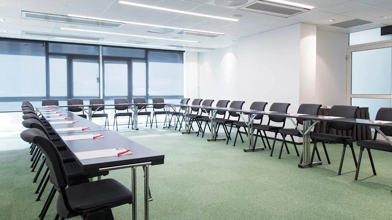 konferanserom bjørvika, u-oppsett av stoler og bord, vindu, vegg til vegg-teppe, 25 plasser