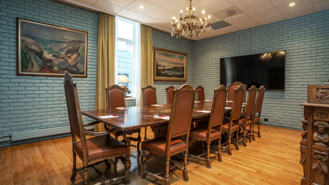 Salle de réunion avec table de contrôle et TV murale