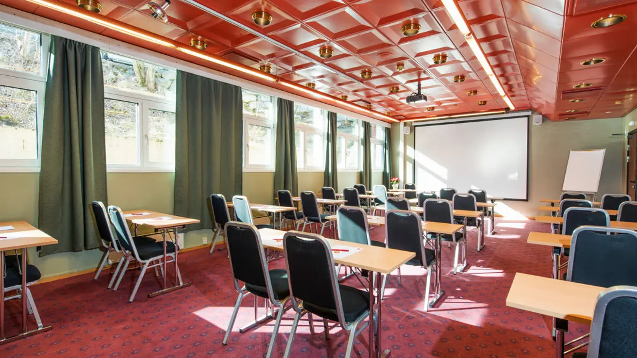 Mötesrum och konferensrum Søya med klassrumsmöblering på Hotel Surnadal
