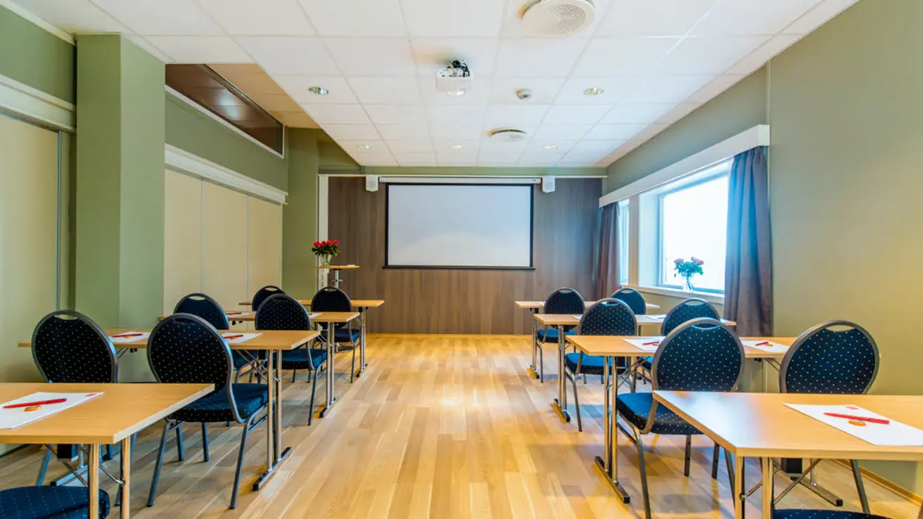 Mötesrum Snota med klassrumsmöblering på Hotel Surnadal